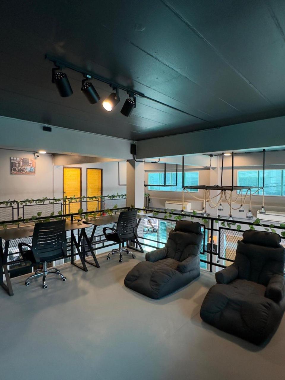 Friends Station Tukkom Hostel & Cafe Патая Екстериор снимка