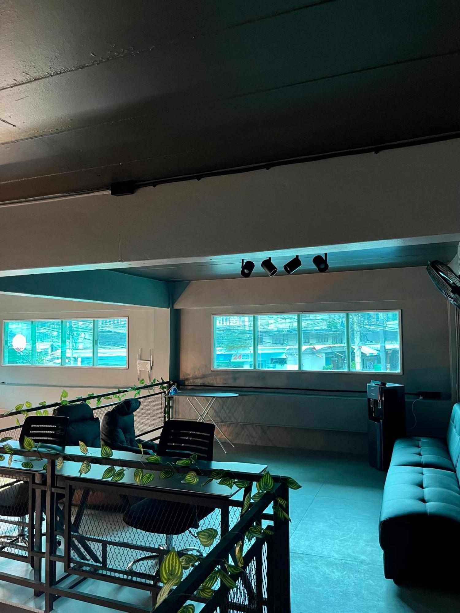 Friends Station Tukkom Hostel & Cafe Патая Екстериор снимка