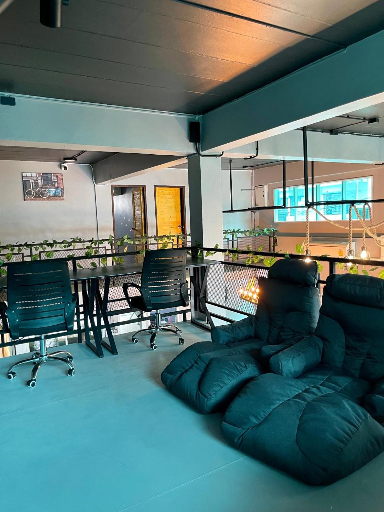 Friends Station Tukkom Hostel & Cafe Патая Екстериор снимка