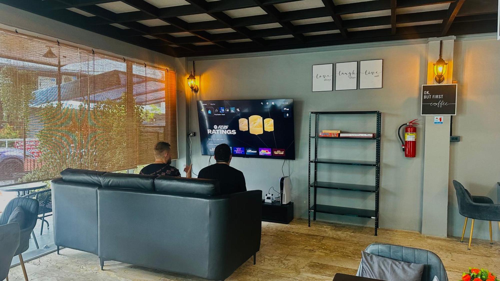 Friends Station Tukkom Hostel & Cafe Патая Екстериор снимка