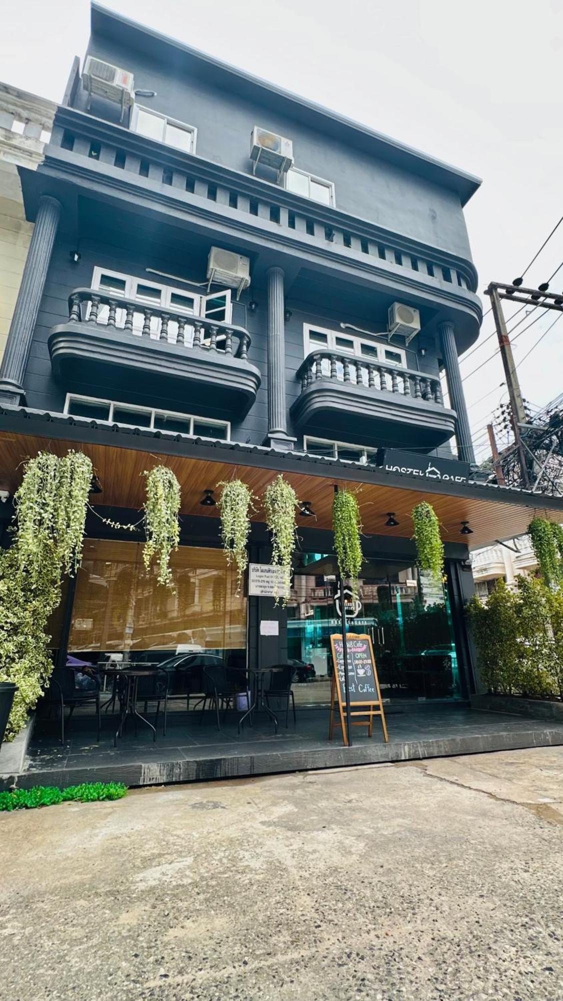Friends Station Tukkom Hostel & Cafe Патая Екстериор снимка