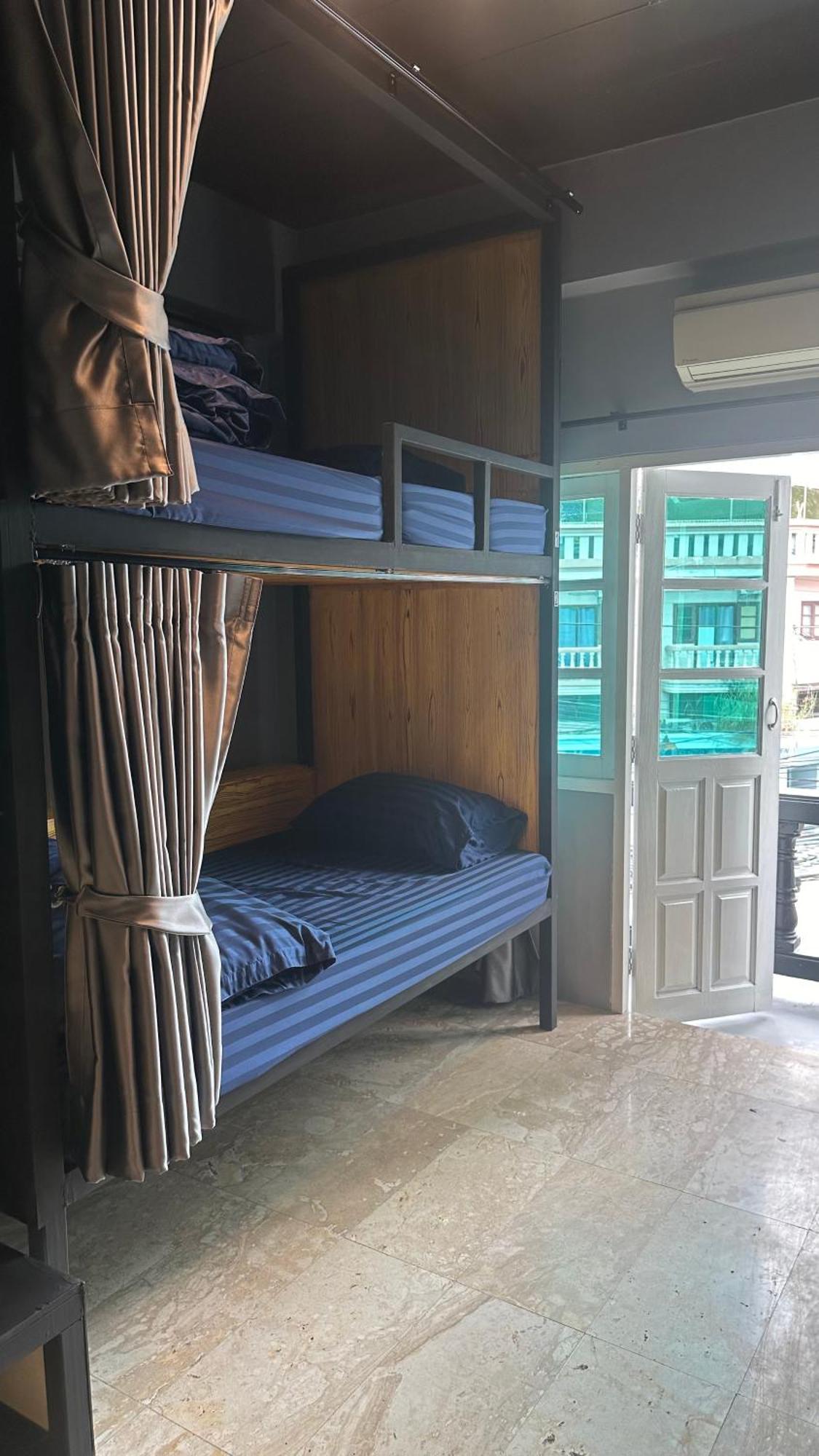 Friends Station Tukkom Hostel & Cafe Патая Екстериор снимка