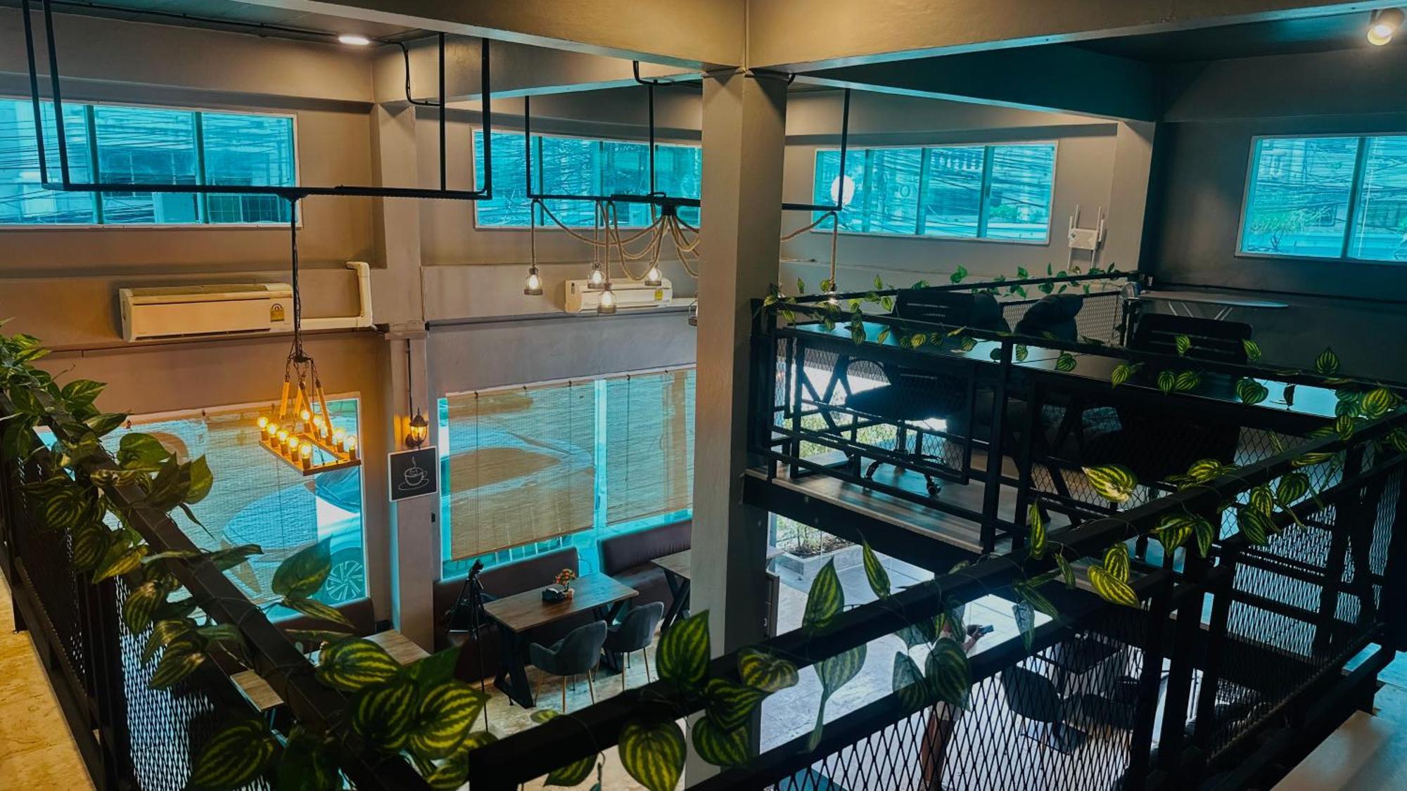 Friends Station Tukkom Hostel & Cafe Патая Екстериор снимка