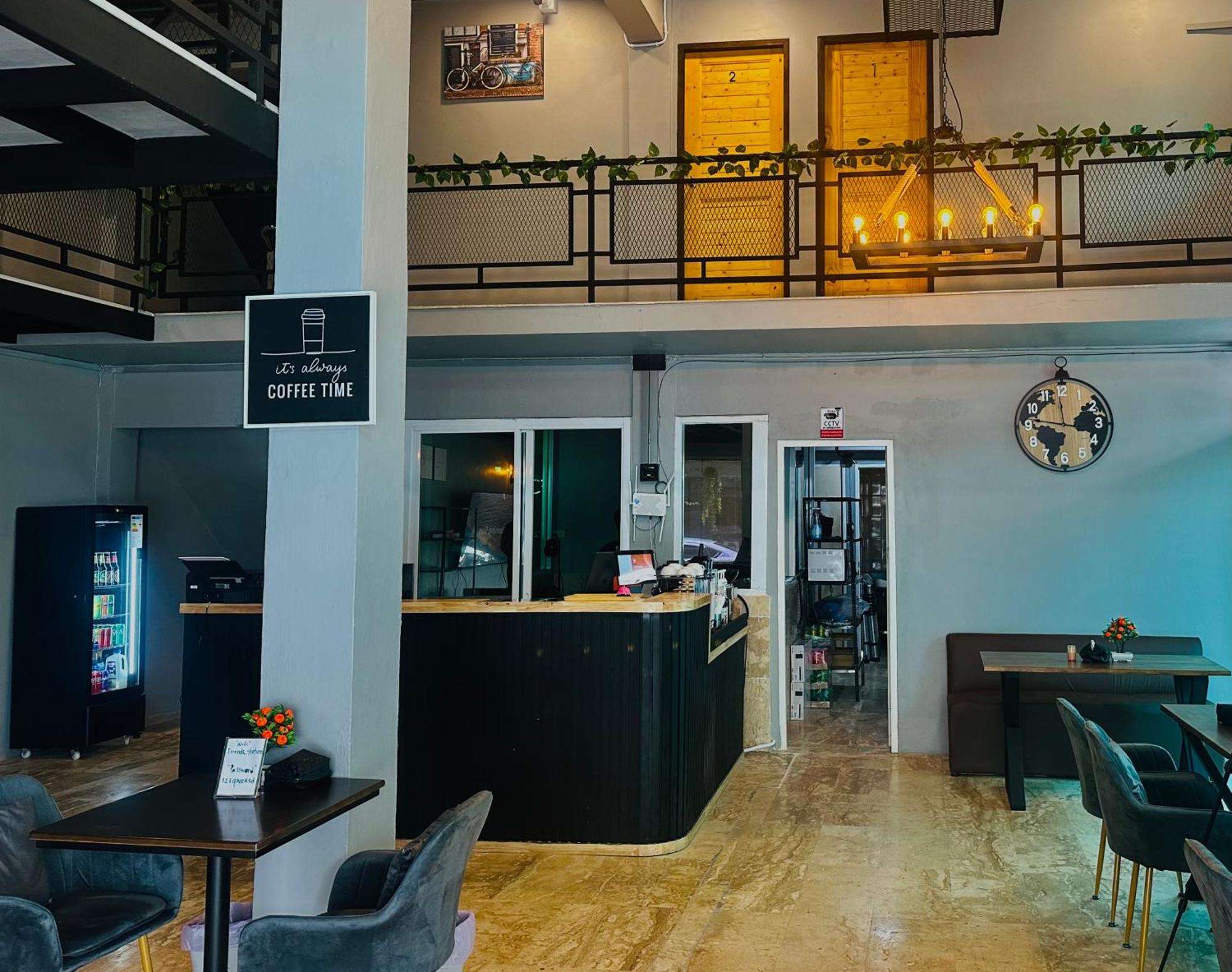 Friends Station Tukkom Hostel & Cafe Патая Екстериор снимка