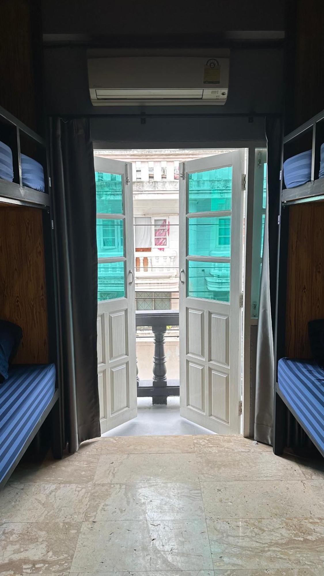 Friends Station Tukkom Hostel & Cafe Патая Екстериор снимка